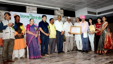β : नाशिक ( बोरगड ) :⇒ प्रा.डॉ. भागवत महाले यांना गिरणा गौरव प्रतिष्ठानचा आदर्श शिक्षक पुरस्कार प्रदान - ( प्रतिनिधी : शाश्वत महाले )