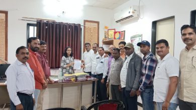 β : दिंडोरी :⇒ दिंडोरी शिक्षक परिषदेचे प्रलंबित प्रश्नांबाबत गटविकास अधिकाऱ्यांना  निवेदन !  प्रश्न सोडवा, अन्यथा आंदोलनचा इशारा !( प्रतिनिधी - शाश्वत महाले )