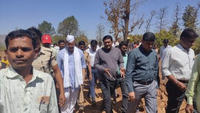 सुरगाणा तालुक्यातील म्हैसखडक येथे पाझर तलाव खोलीकरण कामाचे लोकार्पण प्रसंगी उपस्थित नाम फाउंडेशनचे अभिनेते नाना पाटेकर,मदार नरहरी झिरवाळ