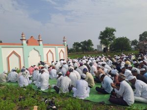 भोकरदन तालुक्यातील दानापूर येथे आज ईदुल अजहा ची नमाज अदा करताना दानापूर येथील मुस्लिम बांधव नमाज नंतर सर्व समाजात एकत्र राहण्याची दुवा व सुख समृद्धी नांदावी अशी दुवा करण्यात आली 