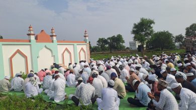 भोकरदन तालुक्यातील दानापूर येथे आज ईदुल अजहा ची नमाज अदा करताना दानापूर येथील मुस्लिम बांधव नमाज नंतर सर्व समाजात एकत्र राहण्याची दुवा व सुख समृद्धी नांदावी अशी दुवा करण्यात आली