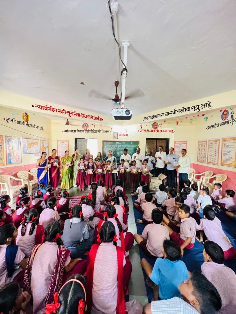 कुणाल पाटील युवा सामाजिक संस्था पागोटेच्या माध्यमातून विद्यार्थ्यांना शैक्षणिक साहित्य व दिवाळी फराळ वाटप. whatsapp image 2025 10 17 at 5.51.07 pm