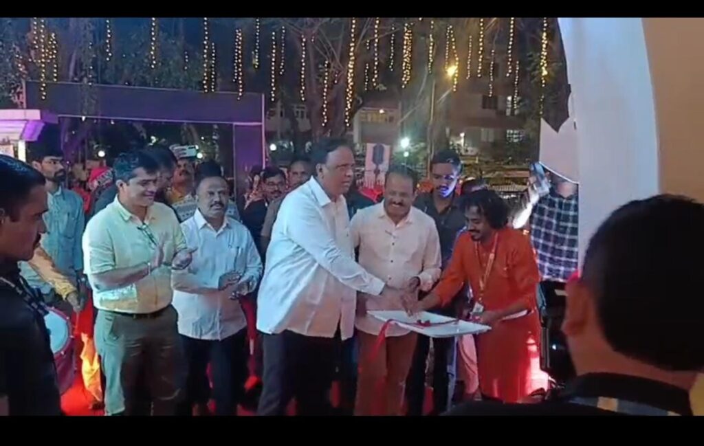 'सुरगाणा तालुक्यातील १७ दुर्मिळ आणि पारंपरिक वाद्यकलेचे मोहक सादरीकरण; ‘वाद्यरंग’ दुर्मिळ वाद्यकलेच्या तालावर मंत्रमुग्ध झाले रसिक; सांस्कृतिक मंत्र्यांची कलाकारांना प्रशंसा whatsapp image 2025 10 24 at 1.27.21 am