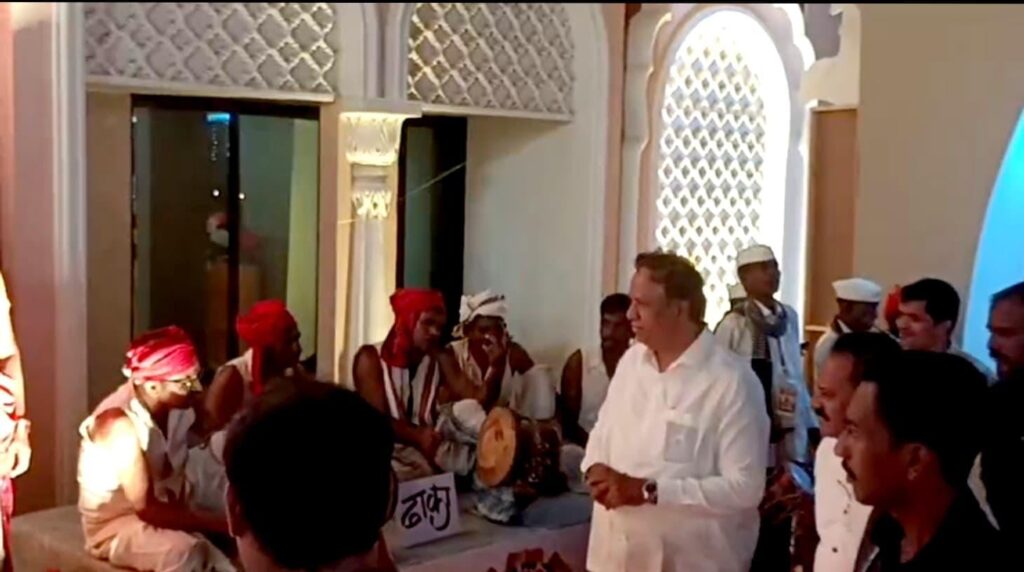 'सुरगाणा तालुक्यातील १७ दुर्मिळ आणि पारंपरिक वाद्यकलेचे मोहक सादरीकरण; ‘वाद्यरंग’ दुर्मिळ वाद्यकलेच्या तालावर मंत्रमुग्ध झाले रसिक; सांस्कृतिक मंत्र्यांची कलाकारांना प्रशंसा whatsapp image 2025 10 24 at 1.28.41 am