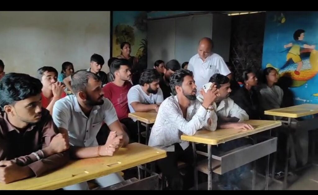 "माझी शाळा माझा अभिमान” उपक्रमांतर्गत 'माजी विद्यार्थी'शाळा सुरगाणा नं. १ येथे संपन्न; बालपणाच्या आठवणींनी भरला भावनिक सोहळा! (सुरगाणा प्रतिनिधी – रतन चौधरी ) whatsapp image 2025 10 26 at 1.01.00 am