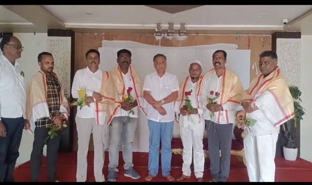 येडशी येथे कुलकर्णी परिवाराकडून पत्रकारांचा दिपावली फराळ समारंभात सत्कार — पत्रकारितेच्या कार्याला दिला सन्मानाचा मान! whatsapp image 2025 10 26 at 12.44.39 am