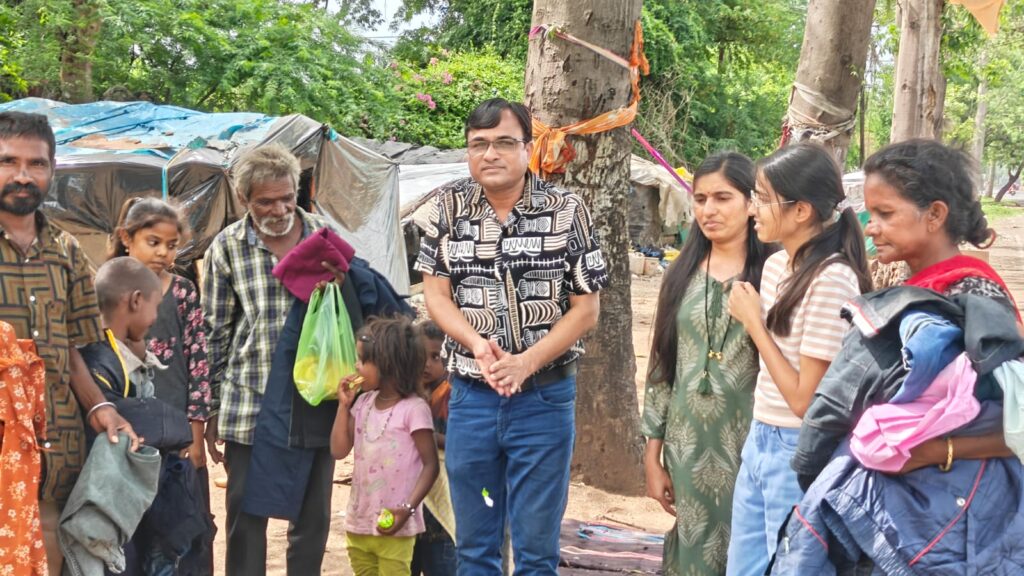दसर्याला “दिव्यशक्ती भागवत वेल्फेअर फाउंडेशन”, म्हसोबावाडी (फुलेनगर) येथे गरीबांना धान्य, कपडे व फळांचे वाटप फोटो 3 नाशिक ०३ १० २०२५