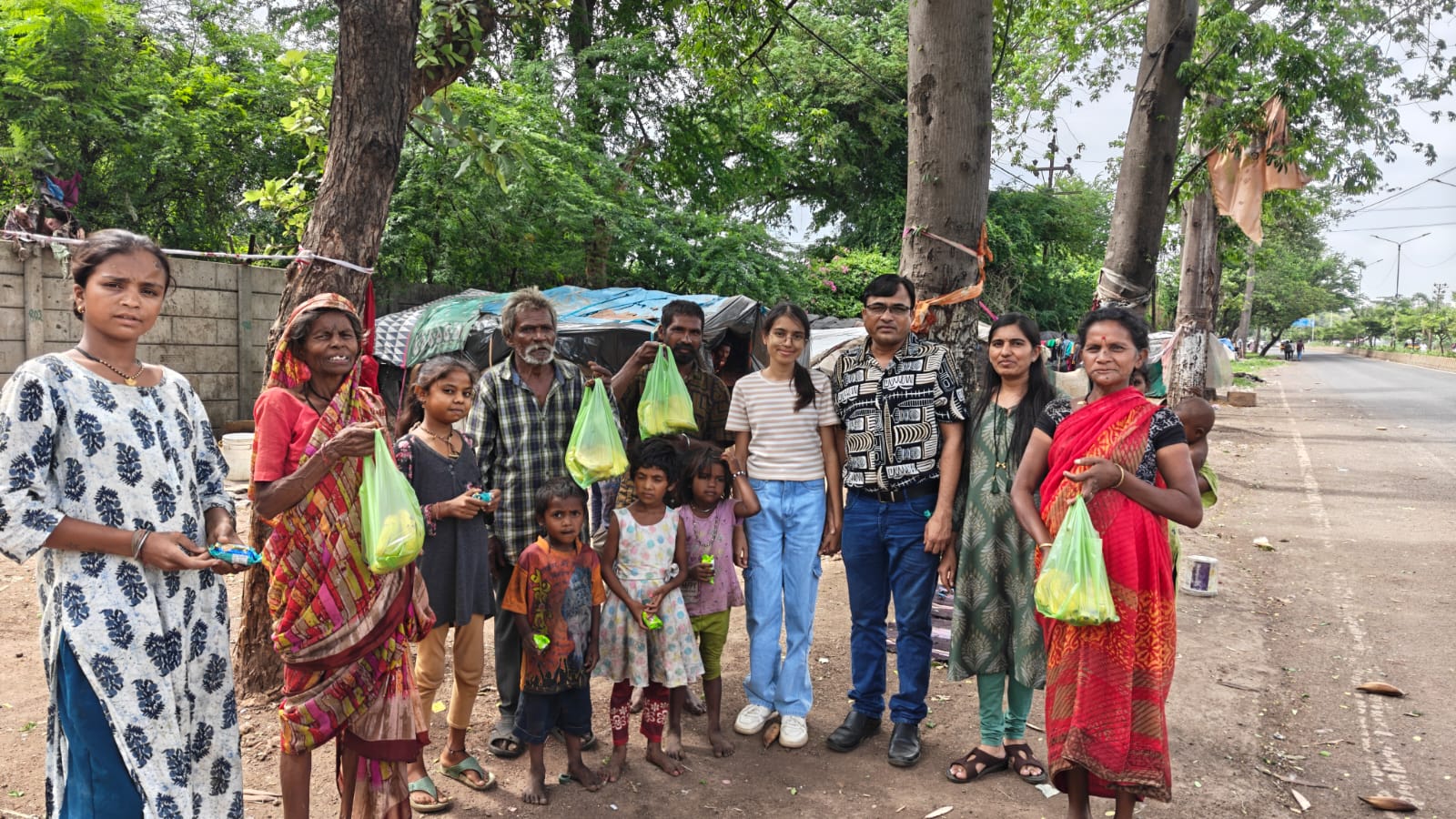 दसर्‍याला “दिव्यशक्ती भागवत वेल्फेअर फाउंडेशन”, म्हसोबावाडी (फुलेनगर) येथे गरीबांना धान्य, कपडे व फळांचे वाटप
