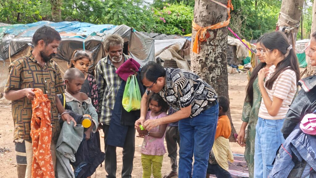 दसर्याला “दिव्यशक्ती भागवत वेल्फेअर फाउंडेशन”, म्हसोबावाडी (फुलेनगर) येथे गरीबांना धान्य, कपडे व फळांचे वाटप फोटो १० ०३ १० २०२५
