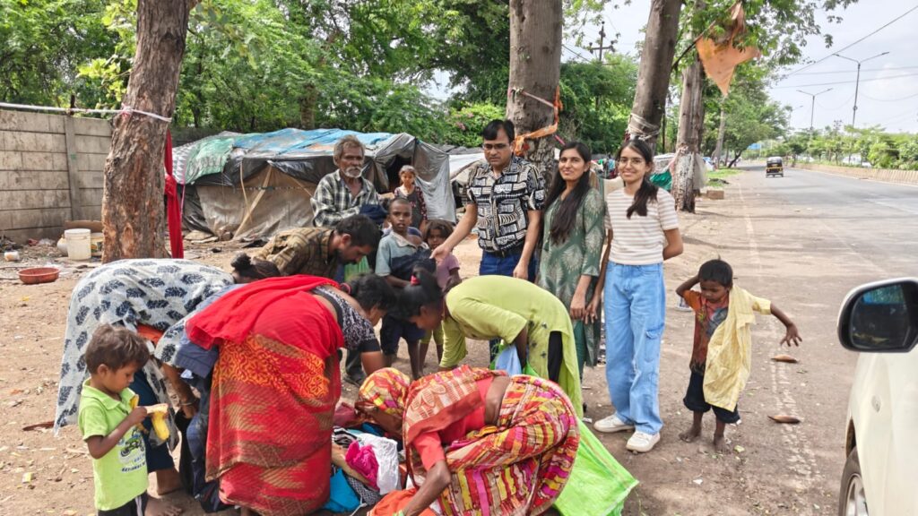 दसर्याला “दिव्यशक्ती भागवत वेल्फेअर फाउंडेशन”, म्हसोबावाडी (फुलेनगर) येथे गरीबांना धान्य, कपडे व फळांचे वाटप फोटो ४ नाशिक ०३ १० २०२५