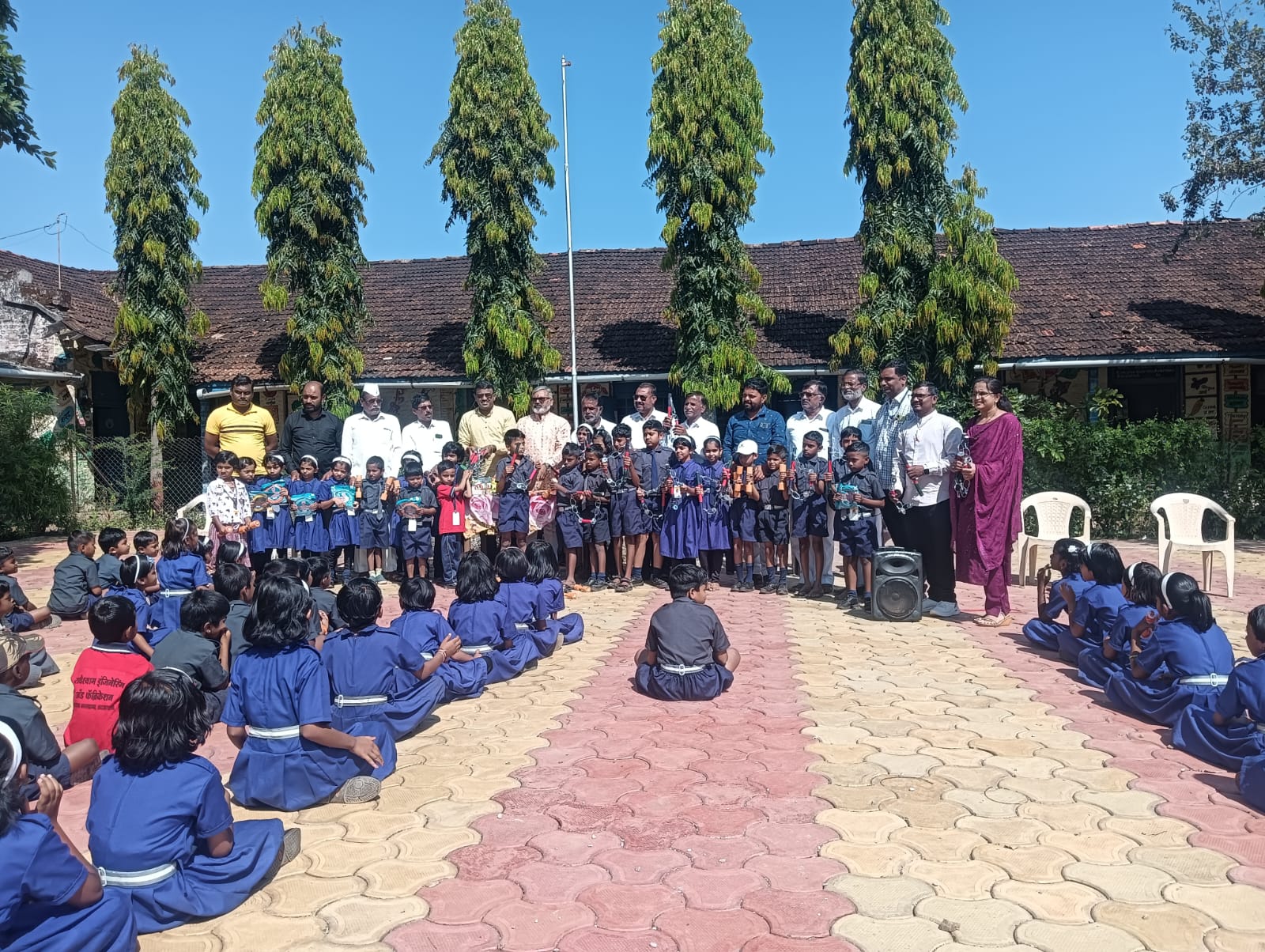 दिंडोरी (जि. नाशिक):- “स्मृतींना सलाम : माजी सरपंच वसंतराव जाधव यांच्या स्मृतीप्रित्यर्थ सोनजांब शाळेला माजी विद्यार्थी रावसाहेब जाधव यांच्याकडून क्रीडा साहित्य भेट”- ( प्रतिनिधी : रावसाहेब जाधव)