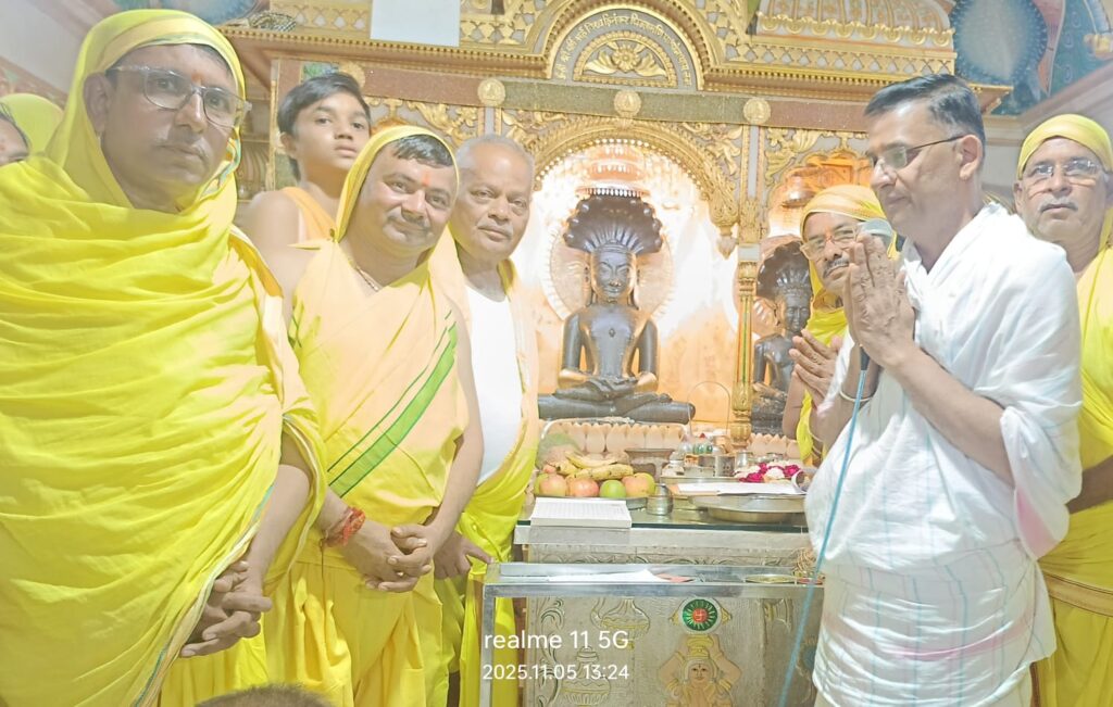 अंतापूर (बागलाण):- मांगीतुंगी तीर्थक्षेत्रात भगवान महावीरांच्या रथमिरवणुकीचा भव्य सोहळा-भाविकांच्या जयघोषात भक्तिरसाने न्हावलेले वातावरण - (प्रतिनिधी : अरुणकुमार भामरे ) whatsapp image 2025 11 06 at 4.14.36 pm