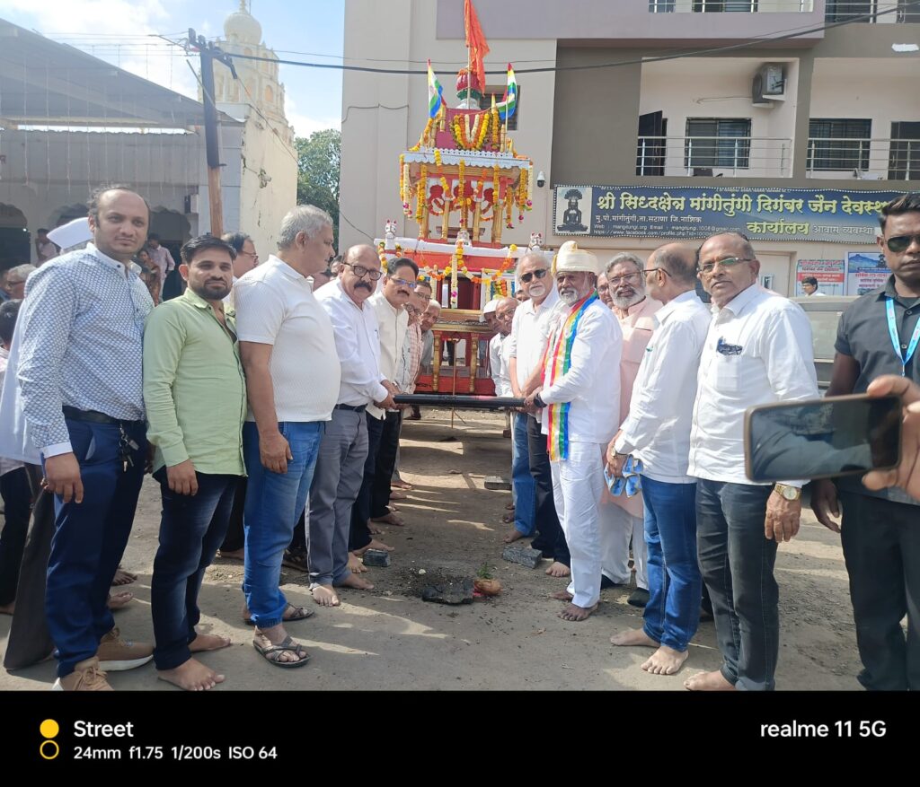 अंतापूर (बागलाण):- मांगीतुंगी तीर्थक्षेत्रात भगवान महावीरांच्या रथमिरवणुकीचा भव्य सोहळा-भाविकांच्या जयघोषात भक्तिरसाने न्हावलेले वातावरण - (प्रतिनिधी : अरुणकुमार भामरे ) whatsapp image 2025 11 06 at 4.20.17 pm (1)