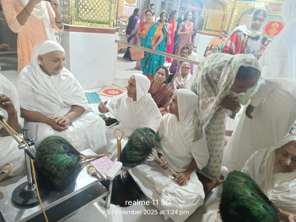 अंतापूर (बागलाण):- मांगीतुंगी तीर्थक्षेत्रात भगवान महावीरांच्या रथमिरवणुकीचा भव्य सोहळा-भाविकांच्या जयघोषात भक्तिरसाने न्हावलेले वातावरण - (प्रतिनिधी : अरुणकुमार भामरे ) whatsapp image 2025 11 06 at 4.20.17 pm (2)