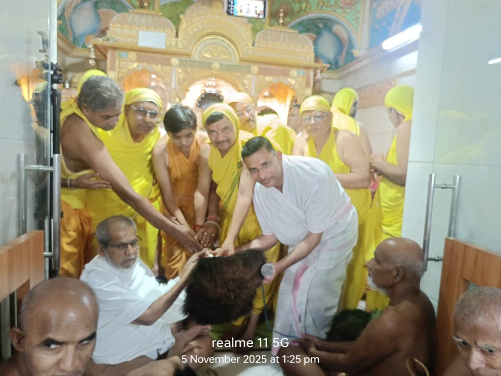 अंतापूर (बागलाण):- मांगीतुंगी तीर्थक्षेत्रात भगवान महावीरांच्या रथमिरवणुकीचा भव्य सोहळा-भाविकांच्या जयघोषात भक्तिरसाने न्हावलेले वातावरण - (प्रतिनिधी : अरुणकुमार भामरे ) whatsapp image 2025 11 06 at 4.20.18 pm