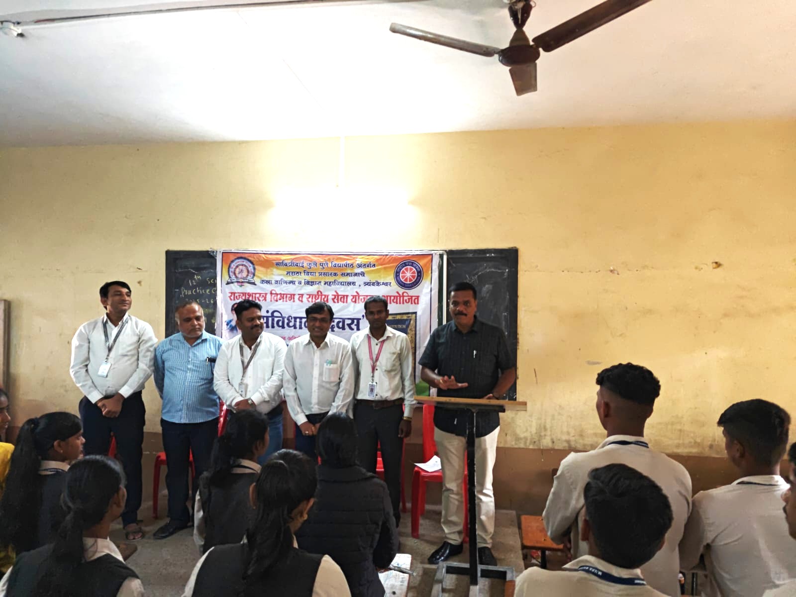 नाशिक:-“त्र्यंबकेश्वर महाविद्यालयात “संविधान दिन” उत्साहात साजरा – लोकशाही मूल्यांची शपथ घेत विद्यार्थ्यांचा उत्स्फूर्त सहभाग” -( दिव्य भारत वृतसेवा )