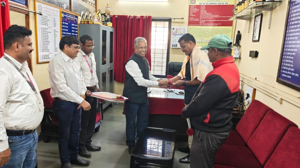 नाशिक:-“त्र्यंबकेश्वर महाविद्यालयात "संविधान दिन" उत्साहात साजरा – लोकशाही मूल्यांची शपथ घेत विद्यार्थ्यांचा उत्स्फूर्त सहभाग” -( दिव्य भारत वृतसेवा ) whatsapp image 2025 11 27 at 11.44.42 pm