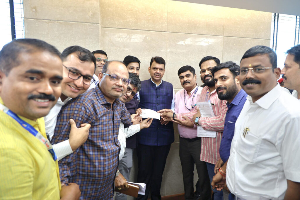 बोईसर,(पालघर):- "आपत्तीग्रस्त शेतकऱ्यांच्या मदतीला आमदारांच्या स्वीय सहाय्यकांची तीन लाख तीन हजार रुपयाची आर्थिक मदत ! मुख्यमंत्री फडणवीस यांच्याकडून कौतुक-" ( प्रतिनिधी – संजय बहादूरे ) photo 1 boisar 05 11 2025