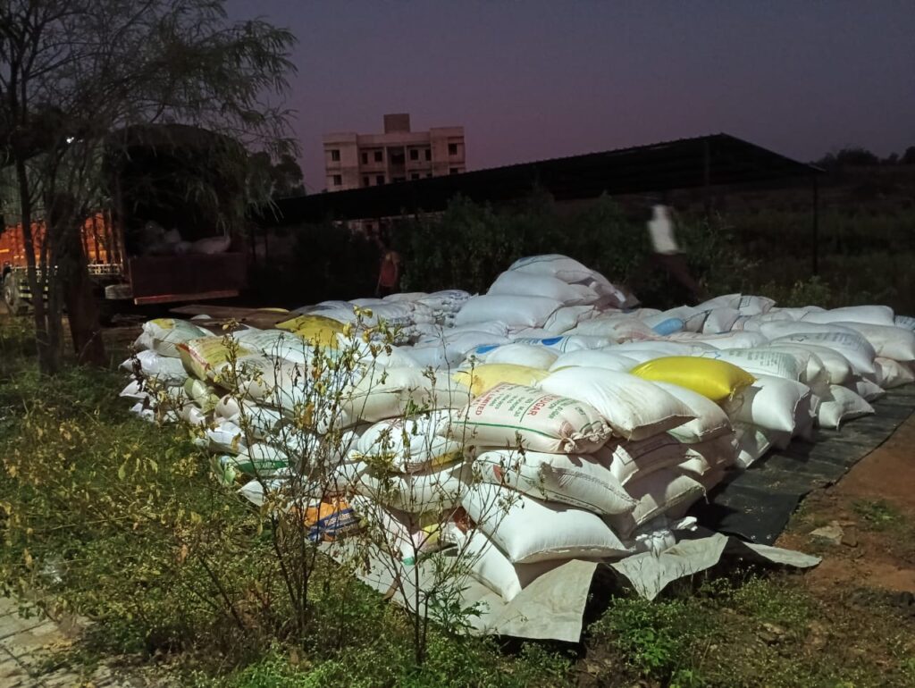 पळसण (नाशिक):-“सुरगाणा-उंबरठाण" मार्गावर बेवारस गाडीतून काळ्या बाजारातील "रेशन धान्य" जप्त : महसूल विभागाची धाडसी कारवाई; पोलिसांत गुन्हा दाखल : आदिवासी जनतेच्या हक्कावर डाका टाकणाऱ्यांचा पर्दाफाश!”-(प्रतिनिधी : हिरामण चौधरी) photo 1 surgana 10 11 2025