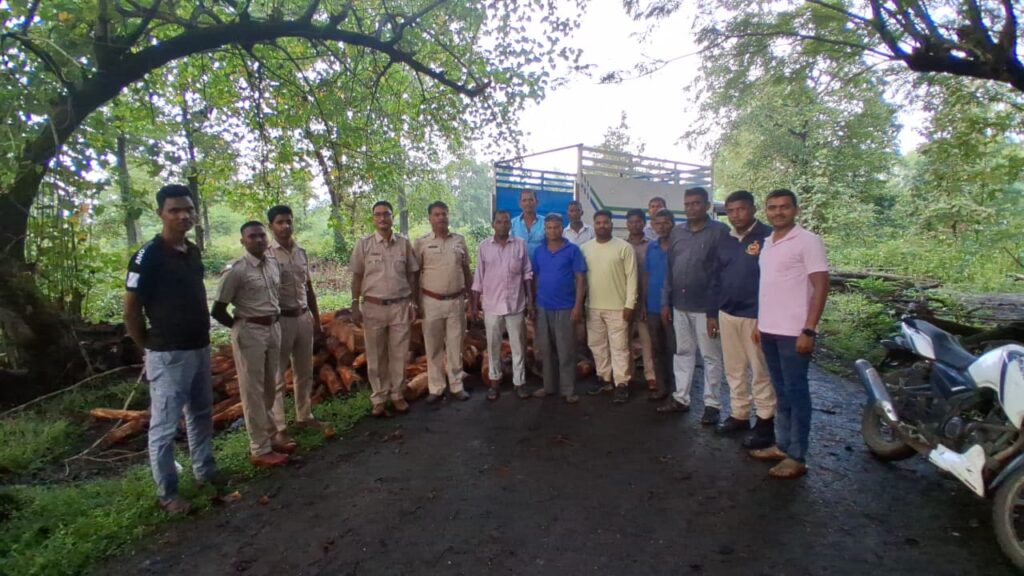 पालघर :- दापचरीत वन विभागाची मोठी कारवाई : गुप्त माहितीवरून दीड लाखांचा अवैध खैर साठा जप्त!पालघर जिल्ह्यात डहाणू वनपरिक्षेत्राचा धडाकेबाज उपक्रम – वनमाफियांना चोख प्रत्युत्तर!- ( प्रतिनिधी – बाळकृष्ण ढोके ) photo 2 palghar 04 11 2025