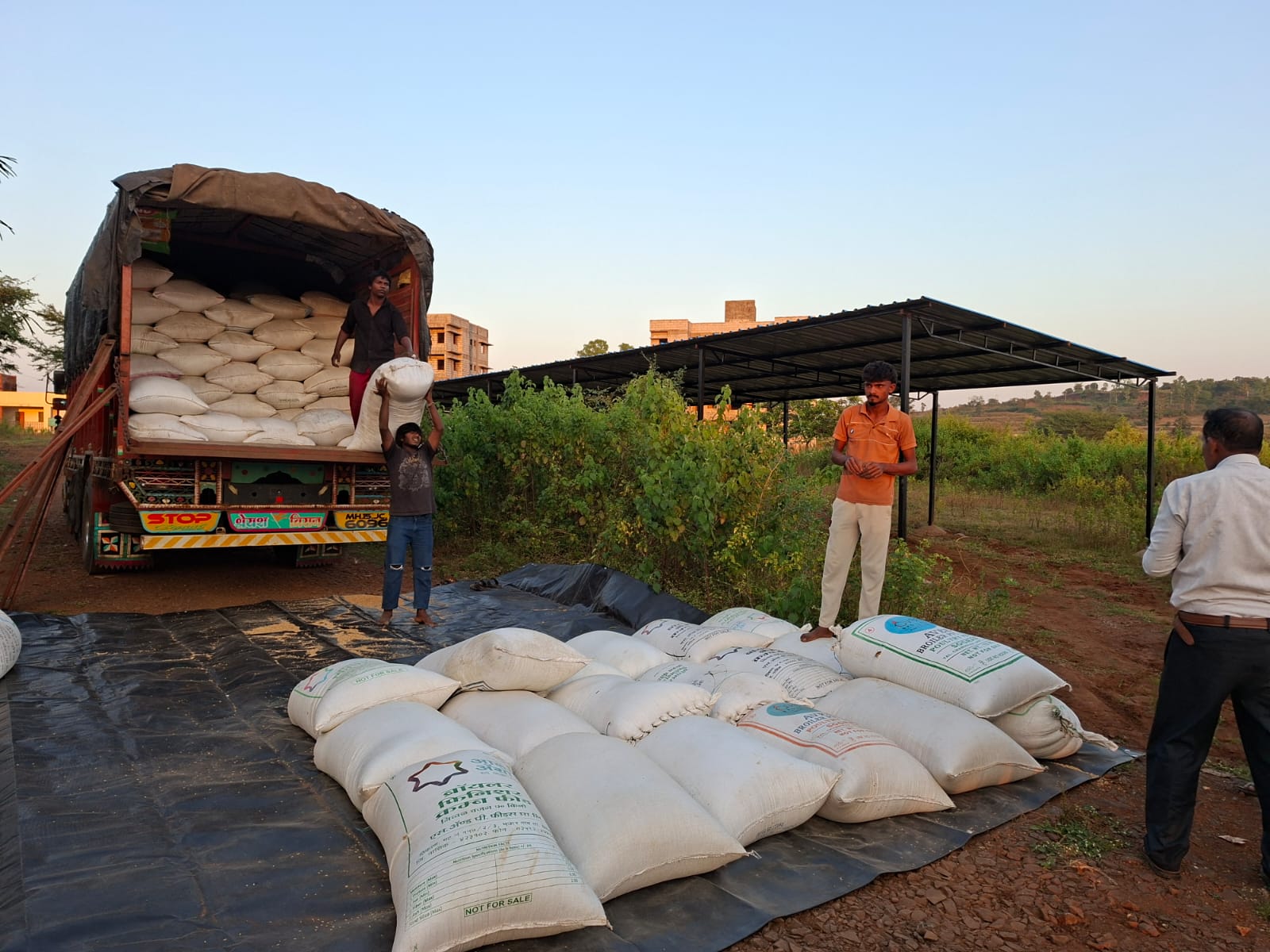 पळसण (नाशिक):-“सुरगाणा-उंबरठाण” मार्गावर बेवारस गाडीतून काळ्या बाजारातील “रेशन धान्य” जप्त : महसूल विभागाची धाडसी कारवाई; पोलिसांत गुन्हा दाखल : आदिवासी जनतेच्या हक्कावर डाका टाकणाऱ्यांचा पर्दाफाश!”-(प्रतिनिधी : हिरामण चौधरी)