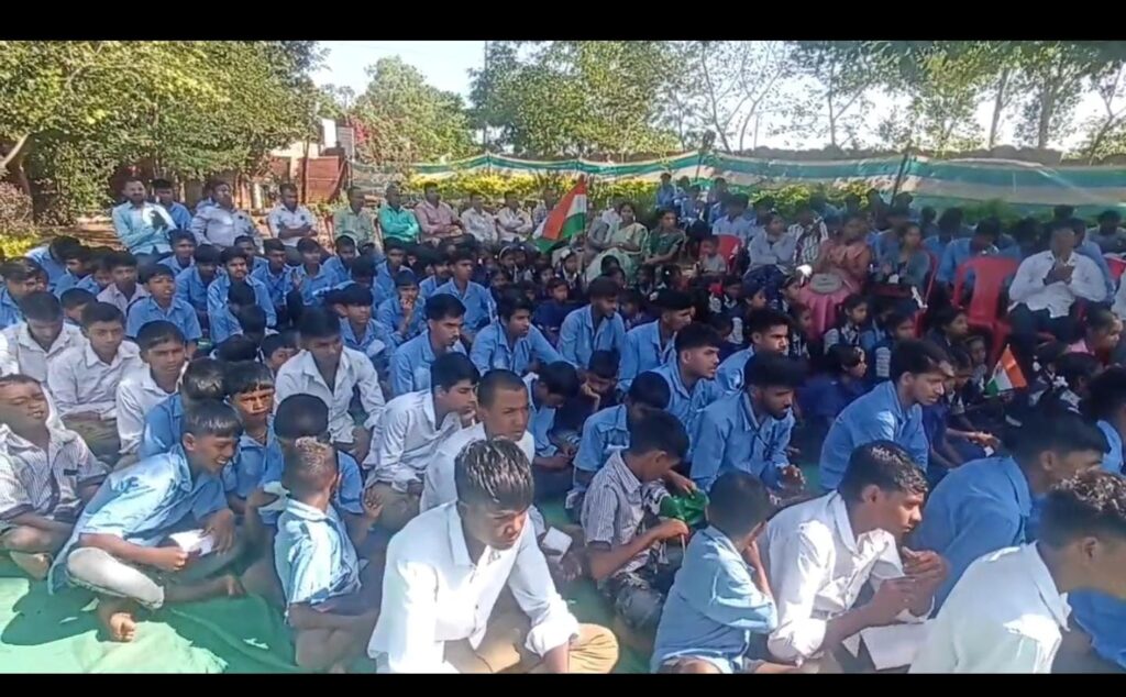 सुरगाणा (जि. नाशिक):- वंदे मातरम् सार्ध शताब्दी महोत्सवाने सुरगाण्यात राष्ट्रभक्तीचा उत्सव ! "वंदे मातरम्" हे भारतीयांचे आत्म्याचे प्रतीक’ – तहसीलदार रामजी राठोड- ( प्रतिनिधी : रतन चौधरी) photo 3 sur 2025