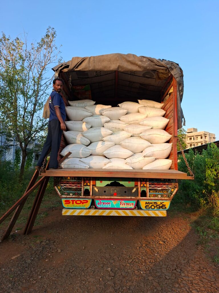 पळसण (नाशिक):-“सुरगाणा-उंबरठाण" मार्गावर बेवारस गाडीतून काळ्या बाजारातील "रेशन धान्य" जप्त : महसूल विभागाची धाडसी कारवाई; पोलिसांत गुन्हा दाखल : आदिवासी जनतेच्या हक्कावर डाका टाकणाऱ्यांचा पर्दाफाश!”-(प्रतिनिधी : हिरामण चौधरी) photo 3 surgana 11 2025