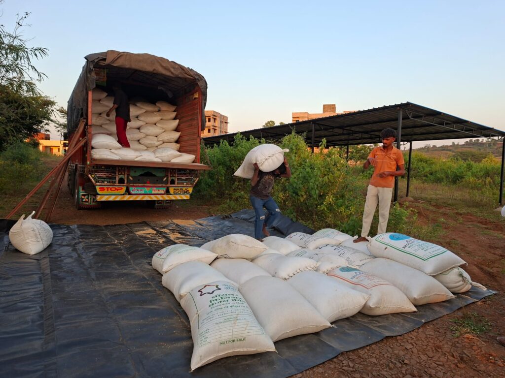 पळसण (नाशिक):-“सुरगाणा-उंबरठाण" मार्गावर बेवारस गाडीतून काळ्या बाजारातील "रेशन धान्य" जप्त : महसूल विभागाची धाडसी कारवाई; पोलिसांत गुन्हा दाखल : आदिवासी जनतेच्या हक्कावर डाका टाकणाऱ्यांचा पर्दाफाश!”-(प्रतिनिधी : हिरामण चौधरी) photo 4 surgana 10 11 2025