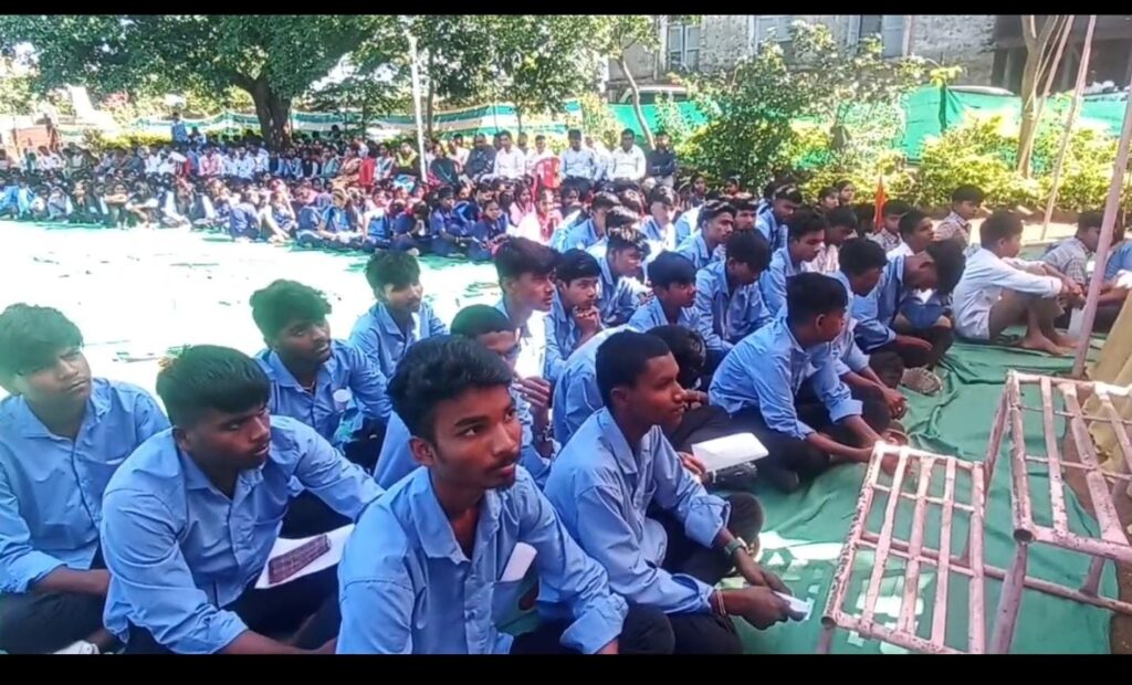 सुरगाणा (जि. नाशिक):- वंदे मातरम् सार्ध शताब्दी महोत्सवाने सुरगाण्यात राष्ट्रभक्तीचा उत्सव ! "वंदे मातरम्" हे भारतीयांचे आत्म्याचे प्रतीक’ – तहसीलदार रामजी राठोड- ( प्रतिनिधी : रतन चौधरी) photo 5 sur 2025