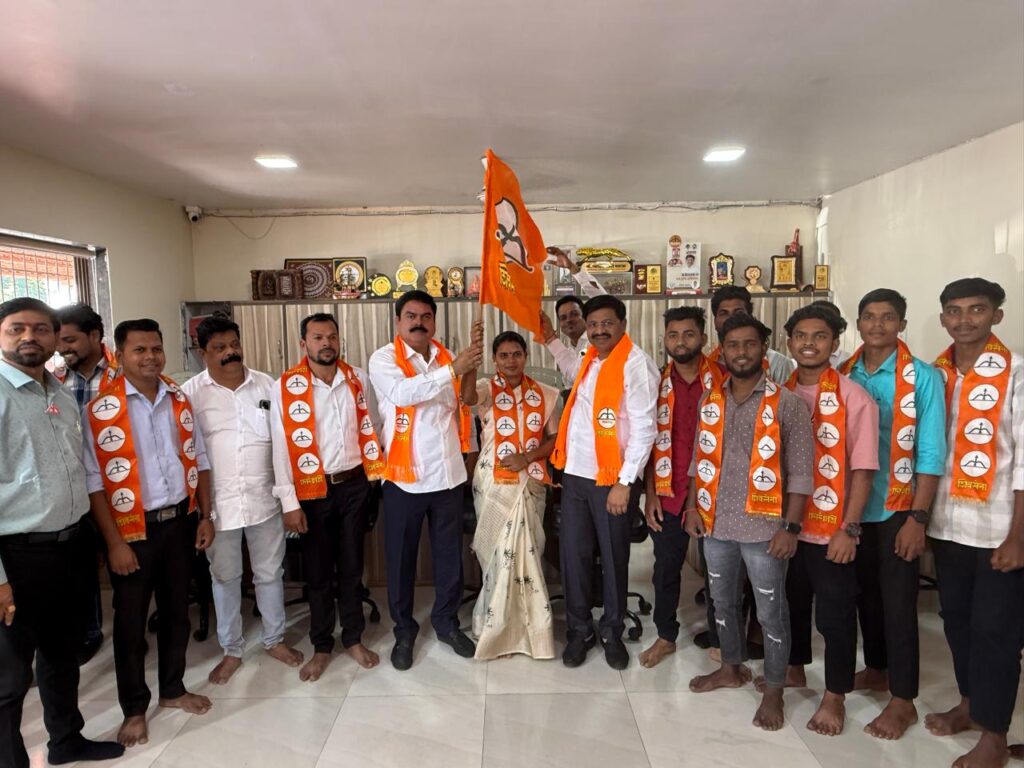 पालघर:-बोईसर मतदारसंघात शिवसेनेत पक्षप्रवेशाचा धडाका – आमदार विलास तरे यांच्या नेतृत्वावर जनतेचा वाढता विश्वास, जिल्ह्यात भगव्या लाटेची जोरदार झळाळी-(प्रतिनिधी : बाळकृष्ण ढोके ) फोटो 2 पालघर ०९ ११ २०२५