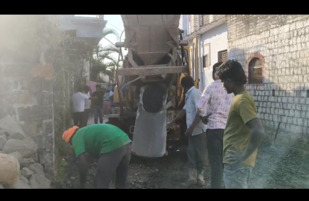 येडशी:-“येडशीत प्रभाग पाचमध्ये सिमेंट काँक्रीटकरण काम नित्कृष्ट ? ग्रामस्थांचा नाराज ? चांगले काम करण्याची मागणी- ( प्रतिनिधी : सुभान शेख ) फोटो 2 येडशी 8 ११ २०२५