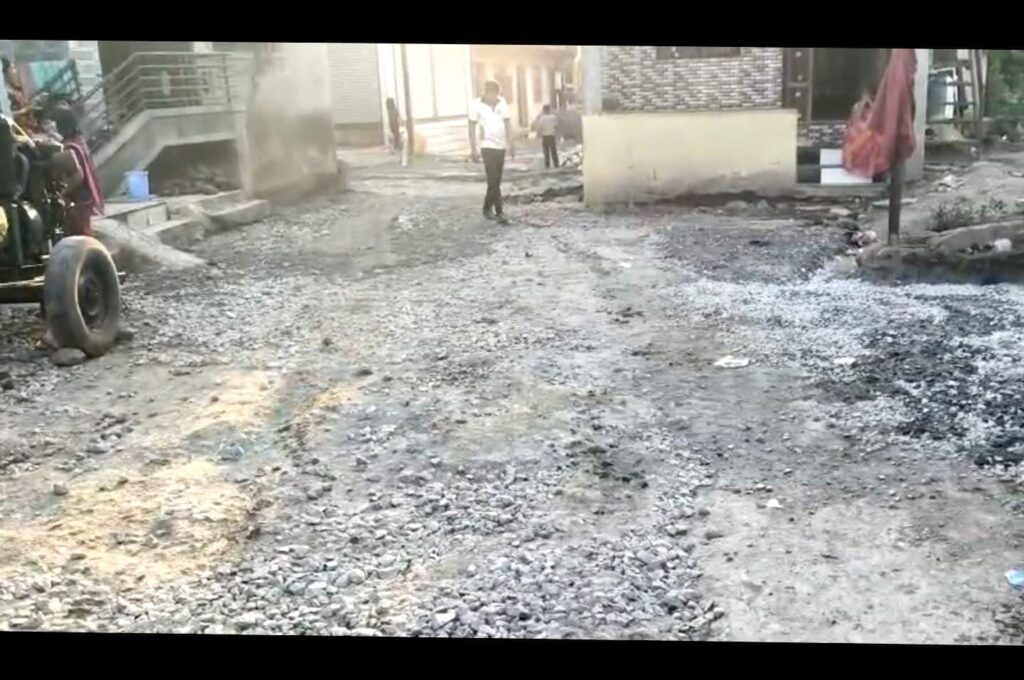 येडशी:-“येडशीत प्रभाग पाचमध्ये सिमेंट काँक्रीटकरण काम नित्कृष्ट ? ग्रामस्थांचा नाराज ? चांगले काम करण्याची मागणी- ( प्रतिनिधी : सुभान शेख ) फोटो 2 येडशी १५ ११ २०२५