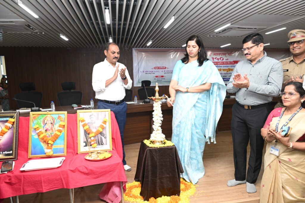 पालघर:- वंदे मातरम् गीताच्या १५० व्या वर्धापन दिनानिमित्त जिल्हास्तरीय कार्यक्रम उत्साहात संपन्न “वंदे मातरम्” हे गीत स्वातंत्र्याच्या भावनेचा शक्तिस्रोत – जिल्हाधिकारी डॉ. इंदु राणी जाखड - (प्रतिनिधी : बाळकृष्ण ढोके) फोटो 3 पालघर ०८ ११ २०२५