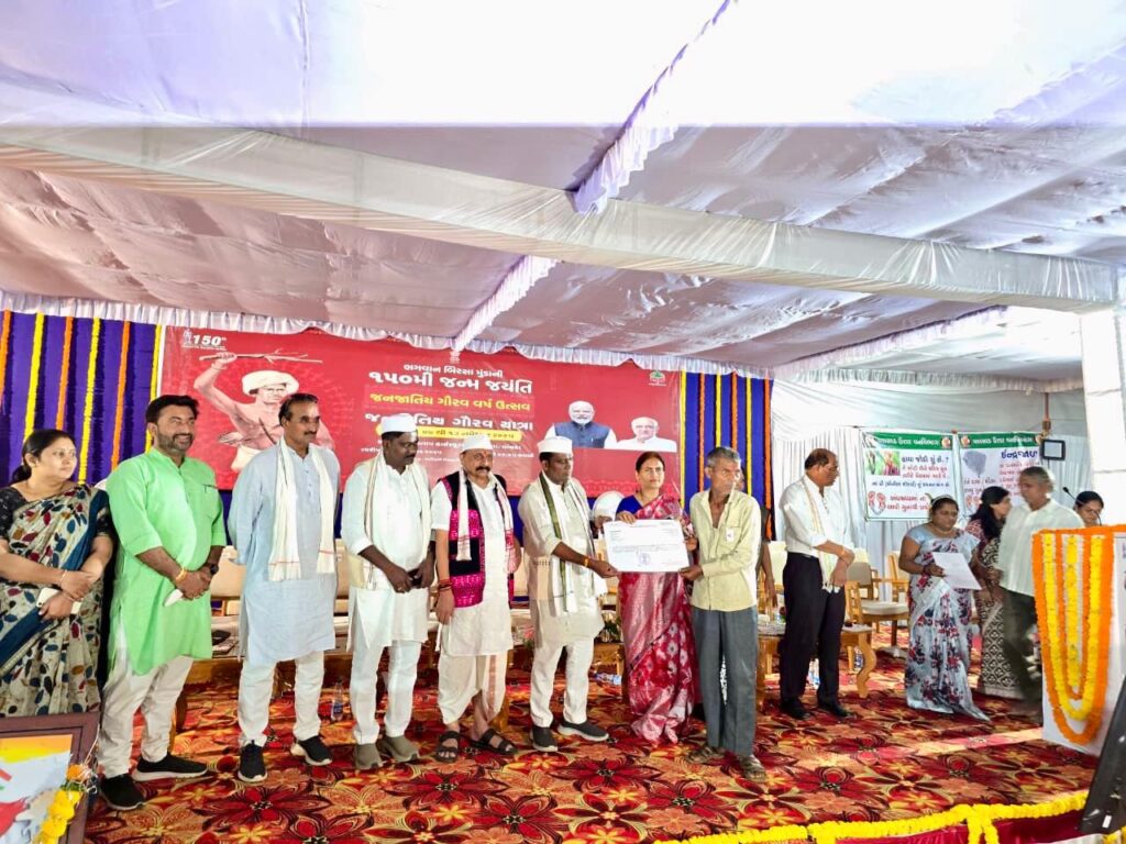 वासदा (गुजरात):-भगवान बिरसा मुंडा यांच्या १५० व्या जयंतीनिमित्त गुजरातच्या वासदा येथे भव्य रथयात्रेचे आयोजन – बिरसा मुंडा यांचे विचार राष्ट्रप्रेरणेचे दीपस्तंभ: डॉ. भारती पवार - ( प्रतिनिधी : डॉ. भागवत महाले) फोटो 3 वासदा १० ११ २०२५