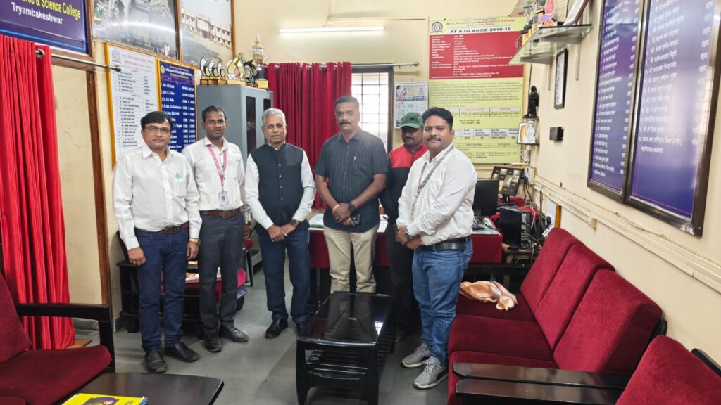 नाशिक:-“त्र्यंबकेश्वर महाविद्यालयात "संविधान दिन" उत्साहात साजरा – लोकशाही मूल्यांची शपथ घेत विद्यार्थ्यांचा उत्स्फूर्त सहभाग” -( दिव्य भारत वृतसेवा ) फोटो 6 tbk