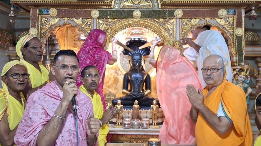 अंतापुर,(ता. बागलाण):-मांगीतुंगी येथे वार्षिक जैन यात्रा महोत्सवास उत्साहात प्रारंभ — भाविकांच्या उपस्थितीत अभिषेक, प्रवचन, व भव्य रथमिरवणुकीची जय्यत तयारी!-( प्रतिनिधी : अरुणकुमार भामरे ) फोटो 6 अंतापूर 04 ११ २०२५