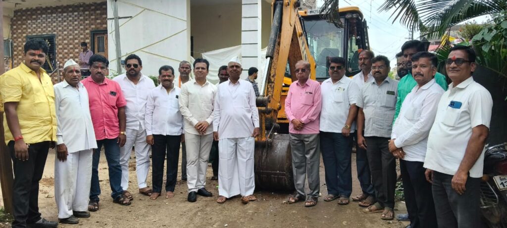 येडशी,(धाराशिव):- येडशी शहरात "दिव्य भारत बीएसएम न्यूज"युट्युब चॅनलचा जबरदस्त “इफेक्ट”! मुख्य प्रभात फेरी रस्त्याच्या सिमेंट काँक्रीटीकरणास ग्रामपंचायतीकडून सुरुवात : नागरिकांत आनंदाचे वातावरण - (प्रतिनिधी : सुभान शेख) 🚩 फोटो येडशी ०८ ११ २०२५