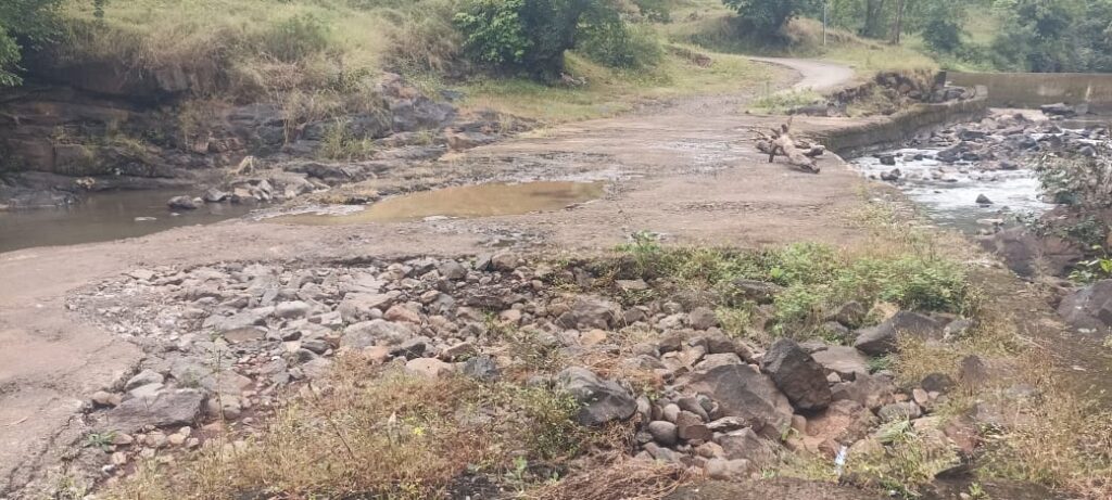 पळसण ( सुरगाणा)-पिंपळसोंड येथील फरशीपूल पुरात वाहून गेल्याने नागरिकांचा जीवघेणा प्रवास सुरुच – रस्ते बांधकाम विभागाचे झोपेचे सोंग! - (प्रतिनिधी : हिरामण चौधरी ):- फोटो सुरगाणा 31 १० २०२५
