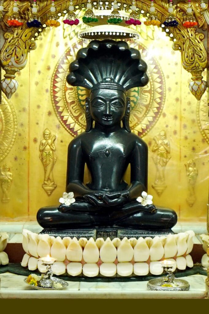 अंतापुर,(ता. बागलाण):-मांगीतुंगी येथे वार्षिक जैन यात्रा महोत्सवास उत्साहात प्रारंभ — भाविकांच्या उपस्थितीत अभिषेक, प्रवचन, व भव्य रथमिरवणुकीची जय्यत तयारी!-( प्रतिनिधी : अरुणकुमार भामरे ) फोटो १ अंतापूर 04 ११ २०२५