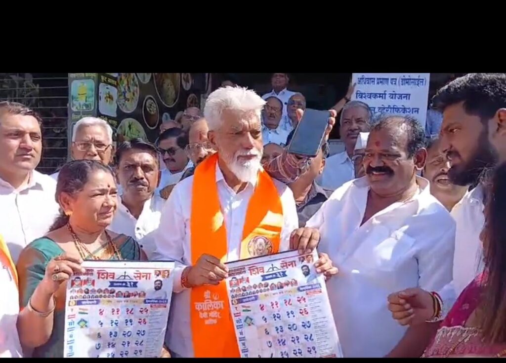 नाशिक :-"राणेनगर येथे शिक्षणमंत्री दादासाहेब भुसे यांच्या हस्ते शिवसेना प्रभाग क्रमांक 31 च्या 2026 कॅलेंडरचे भव्य अनावरण"- (प्रतिनिधी : चंदन खरे ) फोटो १ नाशिक २०२५