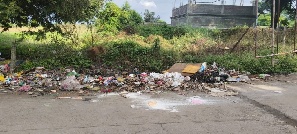 येडशी :- येडशी ग्रामपंचायतीचा कचराकांड – हजरत जमादार बाबा दर्गा परिसरात घाणीचे साम्राज्य, नागरिक त्रस्त! - ( प्रतिनिधी – सुभान शेख ) फोटो १ येडशी 04 ११ २०२५