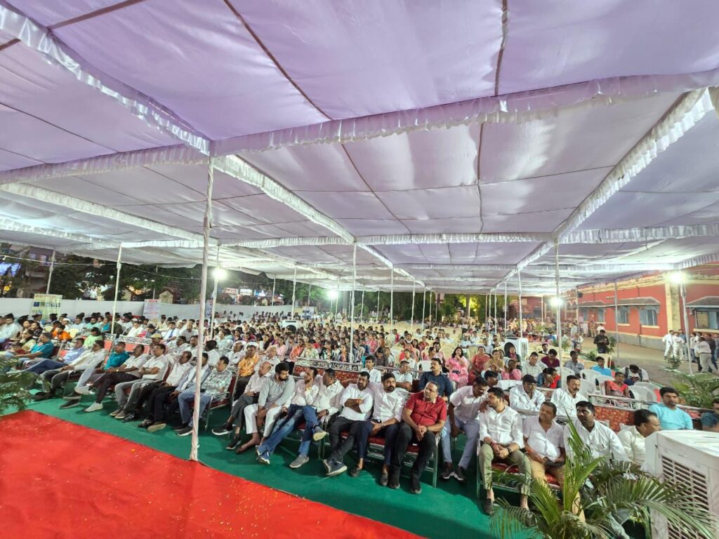 वासदा (गुजरात):-भगवान बिरसा मुंडा यांच्या १५० व्या जयंतीनिमित्त गुजरातच्या वासदा येथे भव्य रथयात्रेचे आयोजन – बिरसा मुंडा यांचे विचार राष्ट्रप्रेरणेचे दीपस्तंभ: डॉ. भारती पवार - ( प्रतिनिधी : डॉ. भागवत महाले) फोटो ४ वासदा १० ११ २०२५