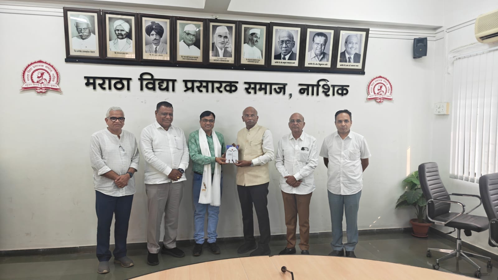 नाशिक:-डॉ.भागवत शंकर महाले यांची राज्यशास्त्र विषयात प्रोफेसर पदी निवड झाल्याबद्दल सरचिटणीस अँड. नितीनजी ठाकरे यांच्या हस्ते सत्कार- ( प्रतिनिधी)