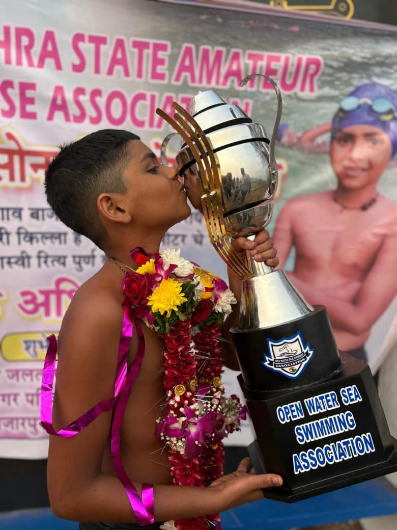 उरण (रायगड):-कासा खडक ते खंदेरी किल्ला : १२ वर्षीय स्वराज पाटीलचा थरारक जलतरण पराक्रम – अवघ्या ५ तासांत नवा विक्रम-(प्रतिनिधी : विठ्ठल ममताबादे)