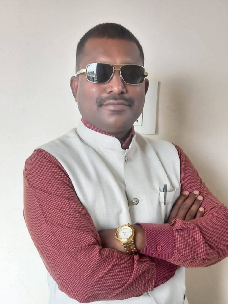 नाशिक:-संतोष निकम यांच्या वाढदिवसानिमित्त कार्याचा गौरव"परिश्रम, दूरदृष्टी आणि समर्पित नेतृत्वाची प्रेरणा व नवी दिशा देणारे नेतृत्व -राष्ट्रीय विश्वगामी पत्रकार संघ संचालित प्राध्यापक संघांचे प्रदेशाध्यक्ष आणि पत्रकार संघ उत्तर महाराष्ट्र उपसचिव प्रो. डॉ. भागवत महाले-(नाशिक (प्रतिनिधी) फोटो 2 मोहाडी २२ ०२ २०२६