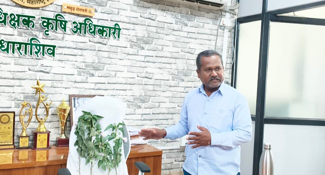 येडशी(धाराशिव),:-धाराशिव जिल्ह्यात खत टंचाईचा प्रश्न तापला : रिकाम्या खुर्च्यांवर ‘बेशरम’ ठेवत शेतकरी पुत्र मनोज जाधव यांचे अनोखे आंदोलन-(प्रतिनिधी : सुभान शेख )