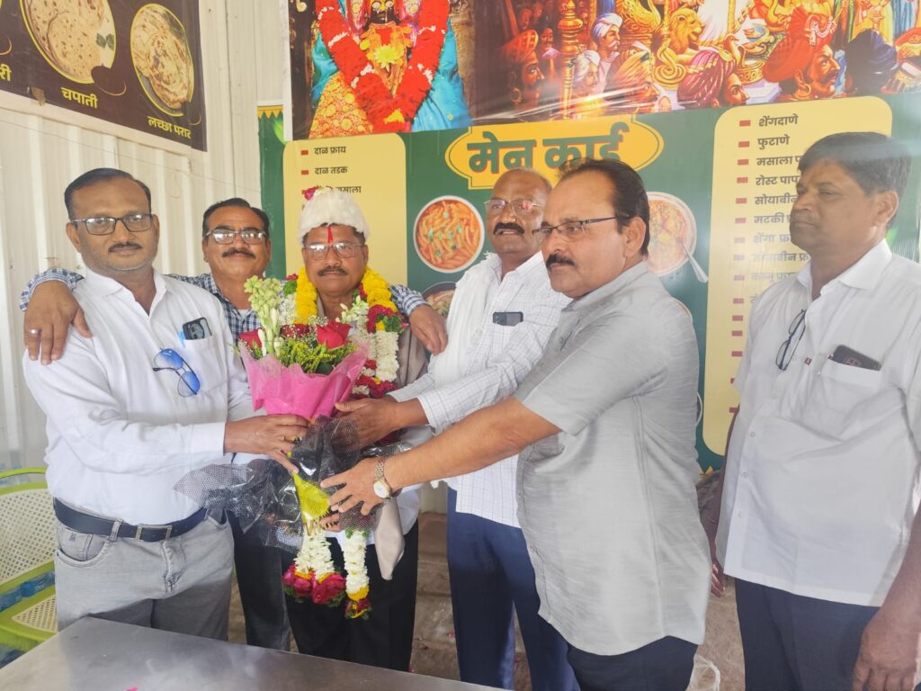 येडशी (धाराशिव):-धाराशिव शहर पोलीस ठाण्यात भावनिक निरोप समारंभ – सहाय्यक पोलीस उपनिरीक्षक प्रताप सुतार पाटील यांचा गौरवपूर्ण सेवानिवृत्ती सोहळा-(प्रतिनिधी :सुभान शेख ) whatsapp image 2026 02 28 at 6.35.08 pm (1)