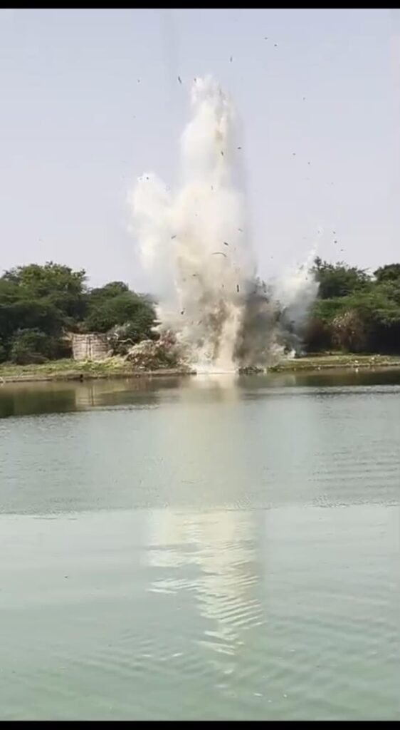 मुदखेड (नांदेड )-ऑपरेशन ‘फ्लॅश आऊट’ची धडक कारवाई : गोदावरीतून अवैध रेती उपसा करणाऱ्यांवर मोठा घाव – १ कोटी ३१ लाखांचा मुद्देमाल जप्त-(प्रतिनिधी – साहेबराव गागलवाड ) फोटो 2 मुदखेड २२ ०३ २०२६