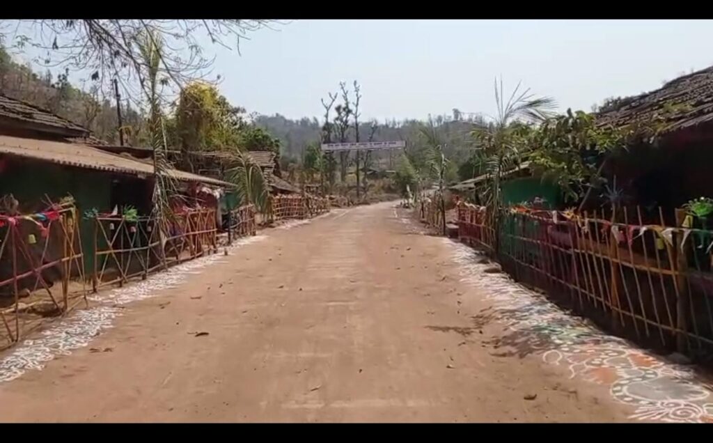 सुरगाणा :-स्वदेश फाऊंडेशन वतीने स्वप्नातील निरवा रानविहिर गाव विकास कामाचा जल्लोषात शुभारंभ-(प्रतिनिधी : रतन चौधरी) फोटो १ सुरगाणा २६ ०३ २०२६