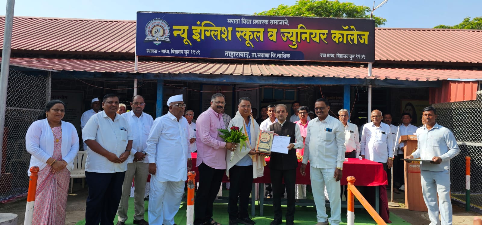 ताहाराबाद:-द्वारकाधीश साखर कारखान्याकडून अध्ययावत जल शुद्धीकरण यंत्र न्यू इंग्लिश स्कूल शाळेला भेट-(प्रतिनिधी अरुणकुमार भामरे)